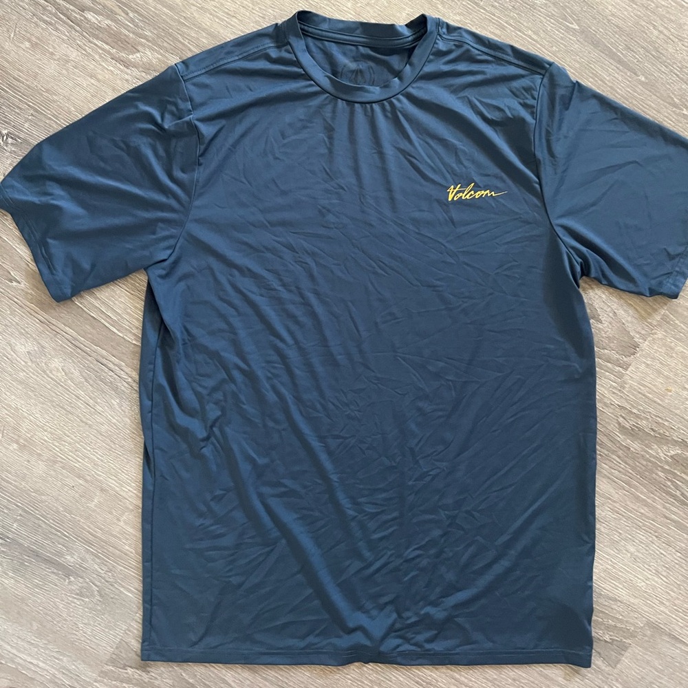 Volcom XXL Athletic Surf Shirt - Ultimate Performance & Style!